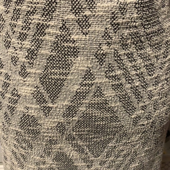 Ann Taylor white/ black fully lined stretchy skirt - Picture 2 of 10